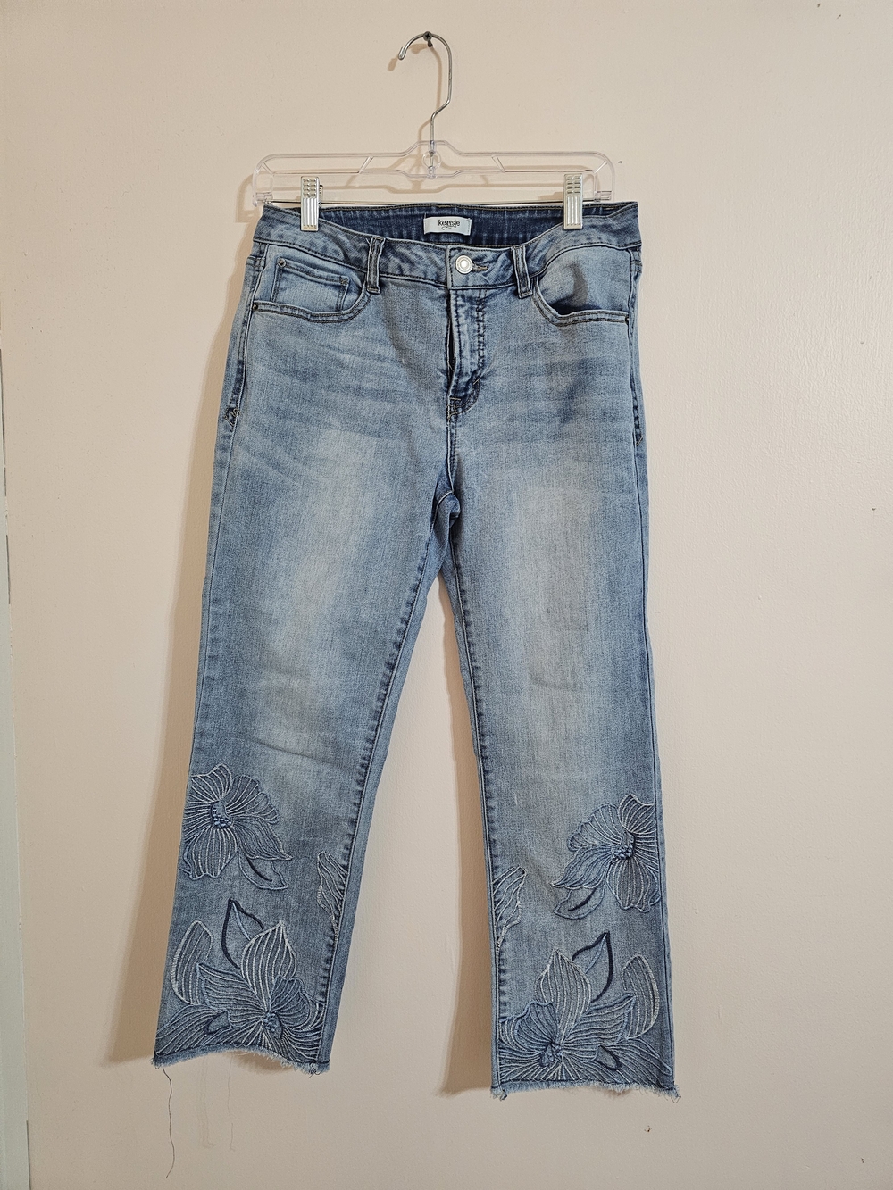 Kensie Sz 8 Light Blue Embroidered Hibiscus Floral Cropped Jeans